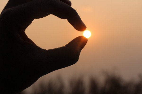 Держатся за руки