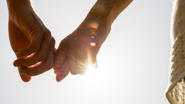 Идут за руку влюбленные