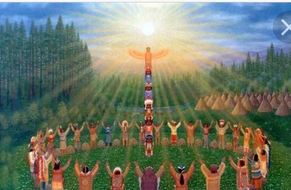 Люди поклоняются солнцу