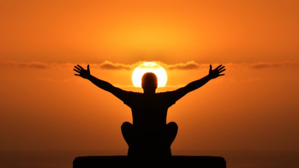 Люди поклоняются солнцу