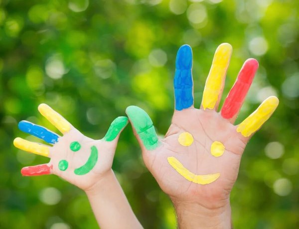 Солнышко из ладошек аппликация