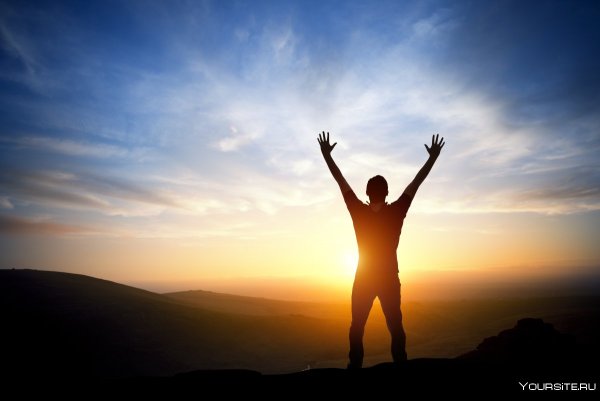 Человек с раскинутыми руками