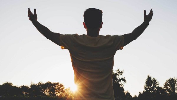 Девушка с распростертыми руками