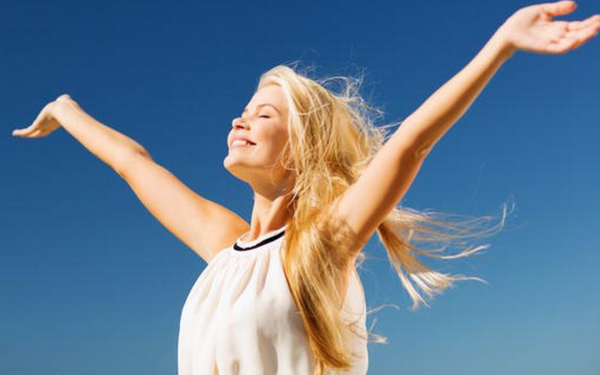 Счастливая девушка на закате