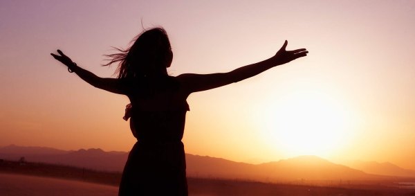 Человек поднимает руки к небу