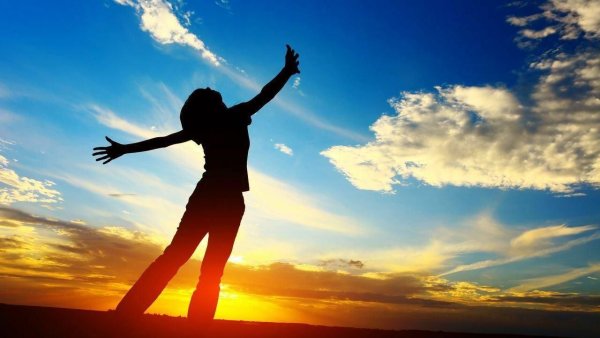 Девушка с распростертыми объятиями