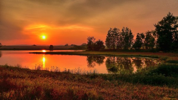 Закат на реке