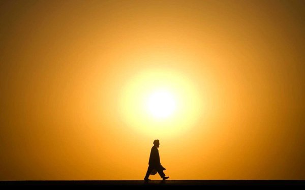 Человек идущий к солнцу