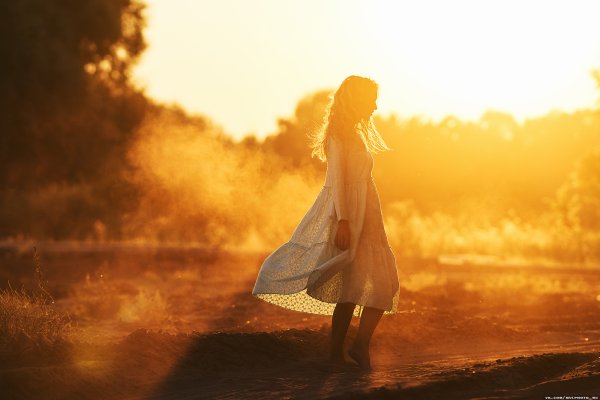 Девушка в лучах солнца