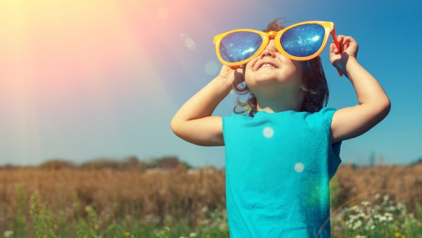 Счастливые девушки в желтом