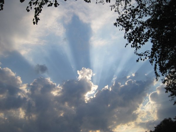 Солнце сквозь тучи