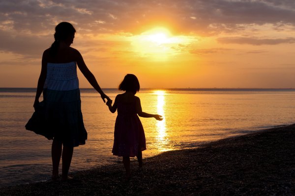 Девушка с ребенком на закате