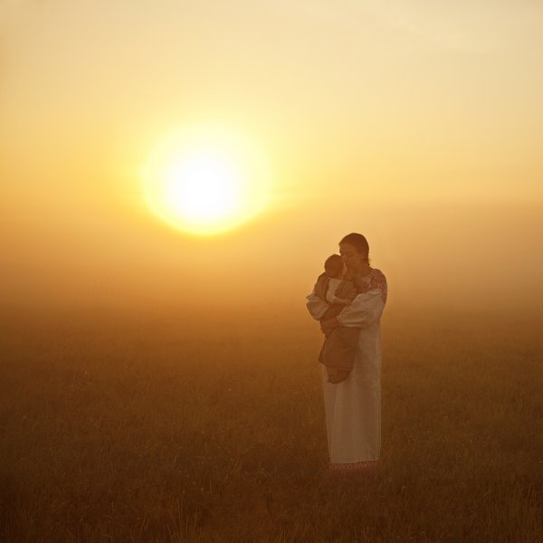 Девушка встречает рассвет