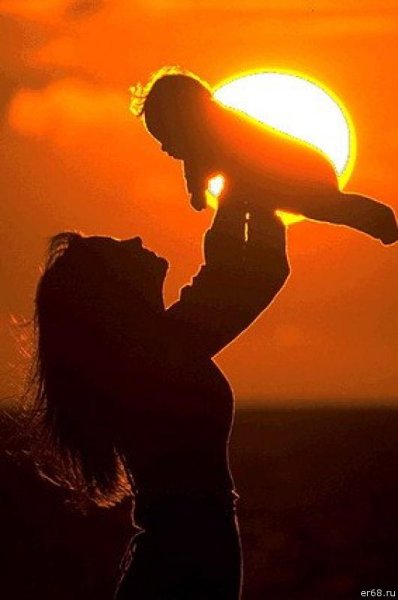 Мать и ребенок на закате