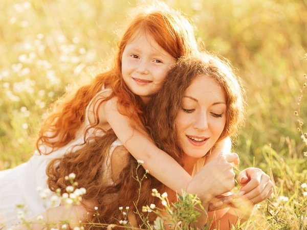 Рыжая девочка с мамой