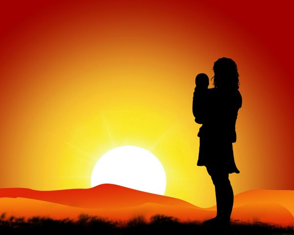 Силуэт ребенка и матери на закате