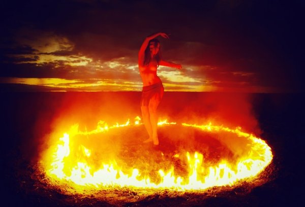 Человек в огненном круге