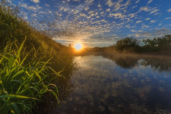 Рассвет на реке