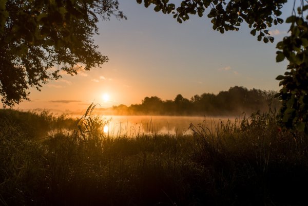 Закат над рекой