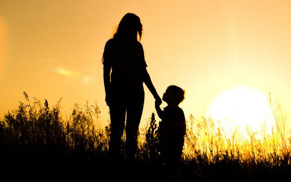 Счастливая семья с сыном