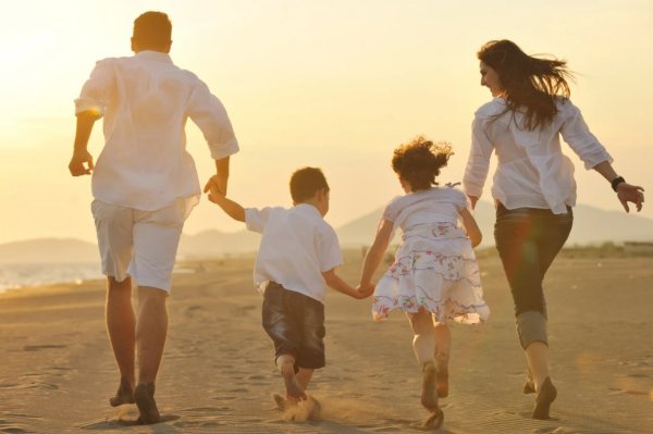 Семья на закате
