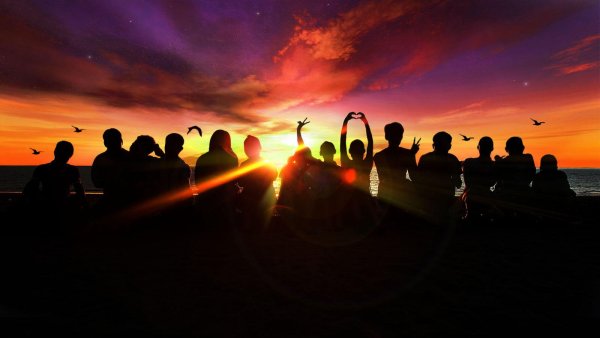 Мужчина встречает рассвет