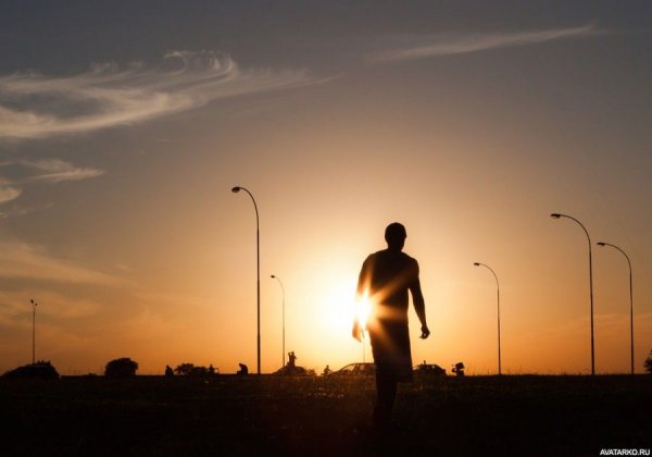 Силуэт мужчины на солнце
