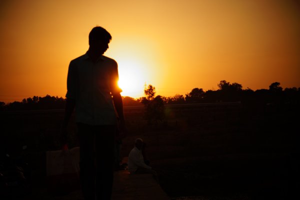 Пацан на фоне заката