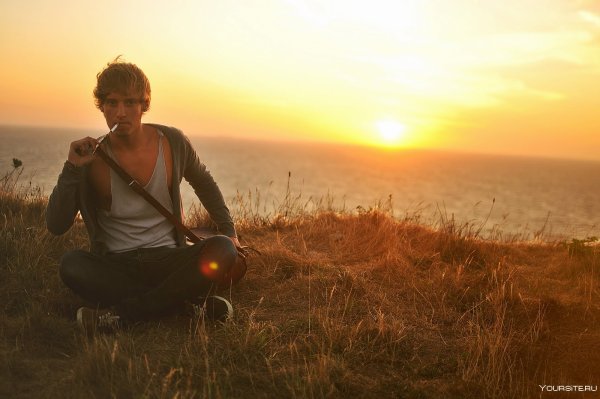 Парень на рассвете