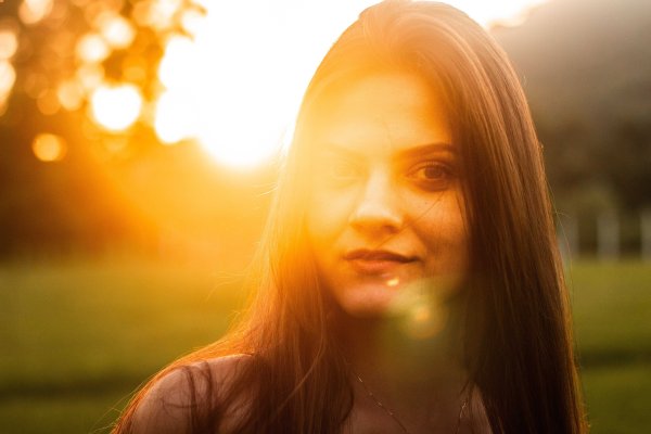 Человек в лучах солнца