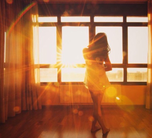 Девушка в лучах солнца