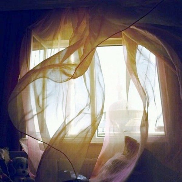 Занавески развивающиеся на ветру