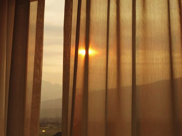 Луч солнца в окне