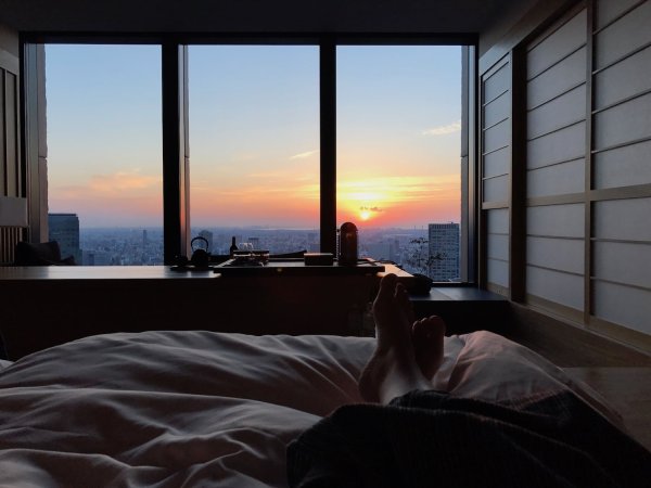 Спальня с видом на город