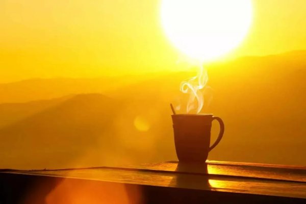 Чашка кофе на рассвете
