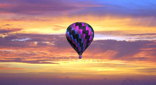 Воздушные шарики в небе