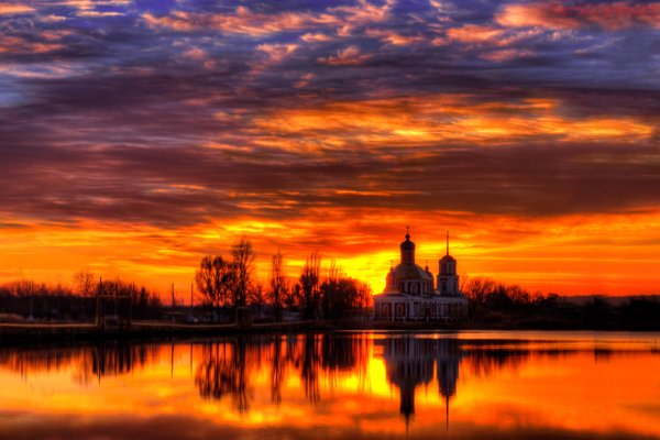 Церковь на закате