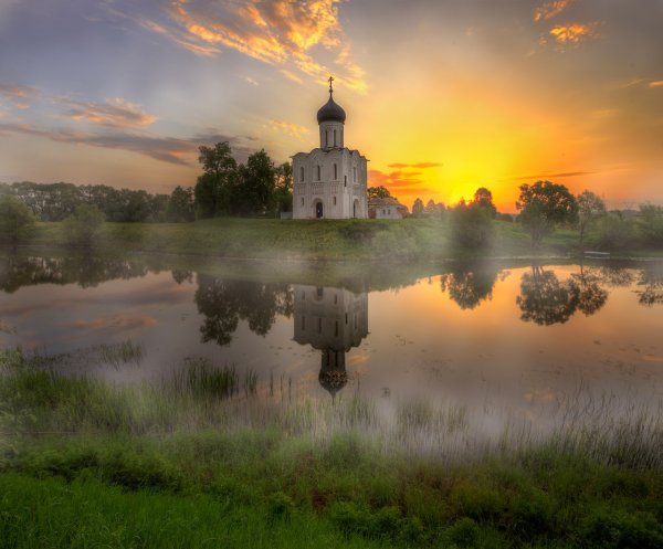 Храм Покрова на Нерли рассвет