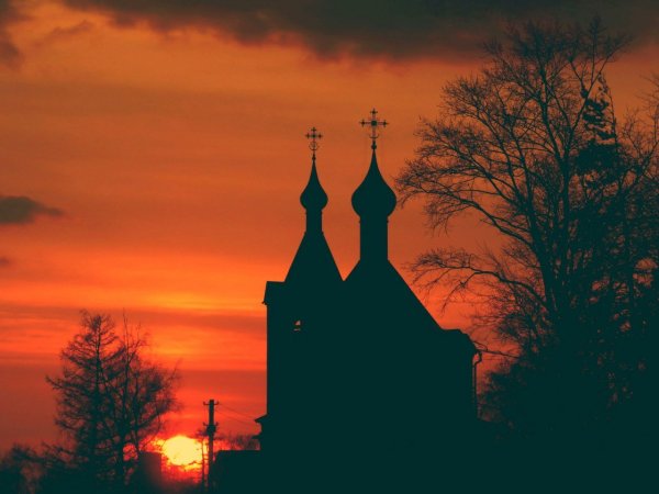 Церковь на закате