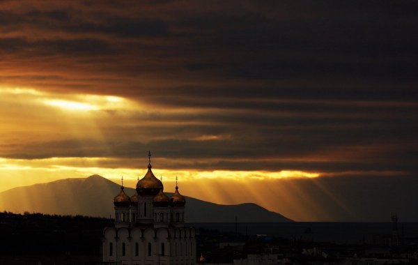 Церковь на рассвете