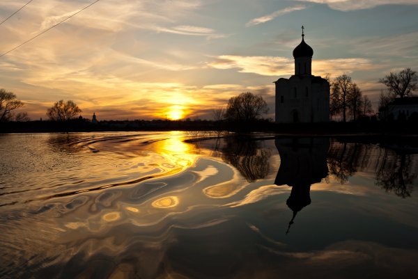 Красивая Церковь на закате