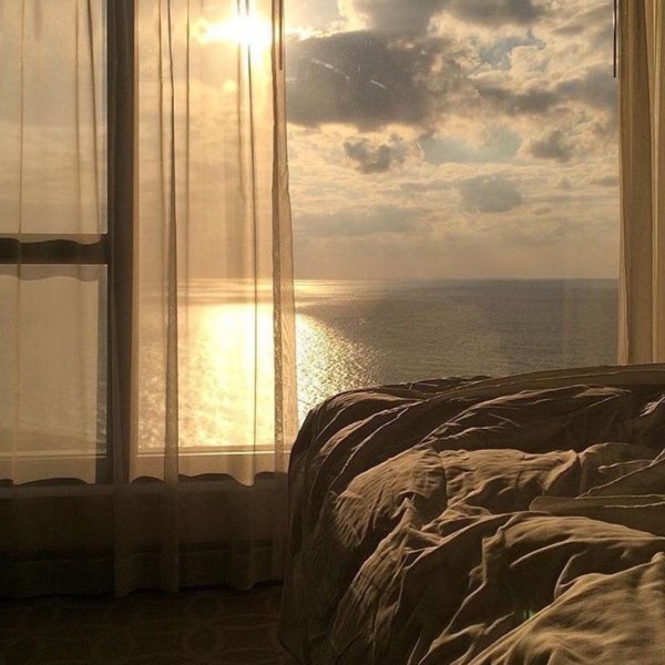 Лучи солнца в комнате