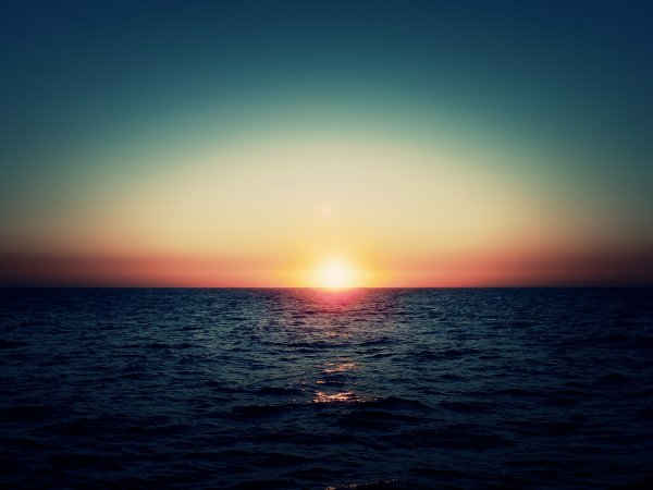 Восход солнца над морем