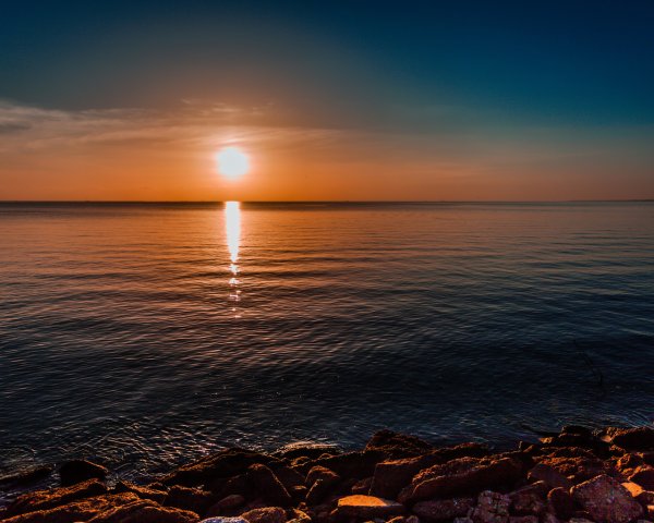Море закат волны брызги