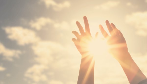 Рука прикрывает солнце