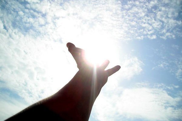 Рука тянется к солнцу