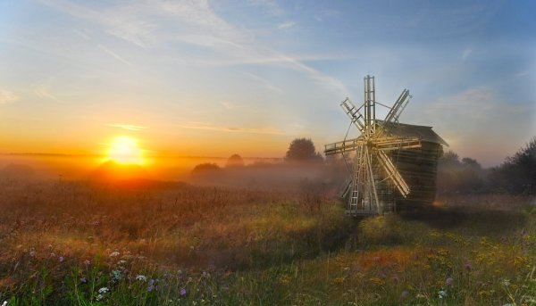 Ранний рассвет в деревне