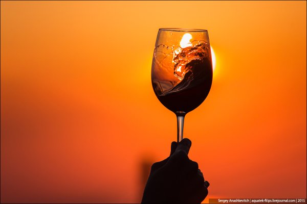 Бокал вина на солнце