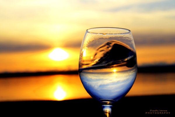 Бокал с водой море