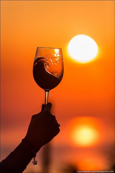 Бокал вина на солнце